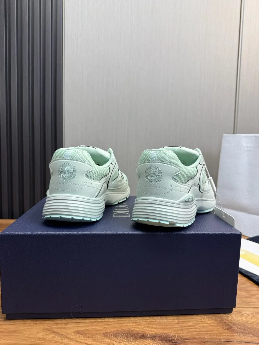 Men's men's shoes 💰740💰 D's Dior ~ New B30 Couple 👫 low-top sneakers ✅ are carefully made of gray mesh fabric and white technical fabric, decorated with reflective "CD30" graphic logo, and "DIO ~ B30" and "CD30" logos on the heel and tongue. An extra-light, sculpted rubber sole with signature accents adds style, while internal stretch details create ideal comfort. It can be matched with various casual styles to show the fashionable and modern sports style〰️ Size: 35-40 (customized at 40 for women) 39-45 (customized at 38.45 for men)